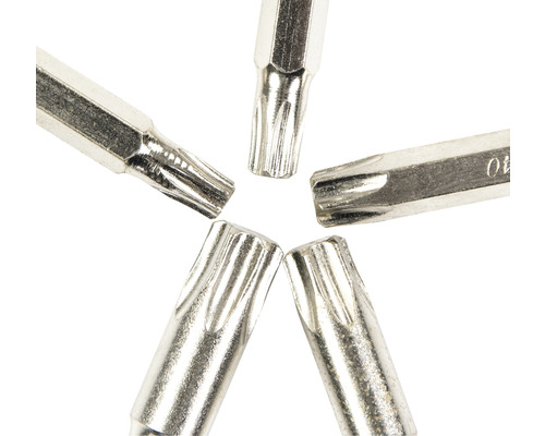 Několik kovových bitů Torx uspořádaných do kruhu