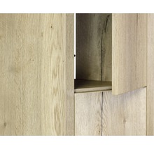 Detailní pohled na dřevěnou skříň s otevřenými dvířky