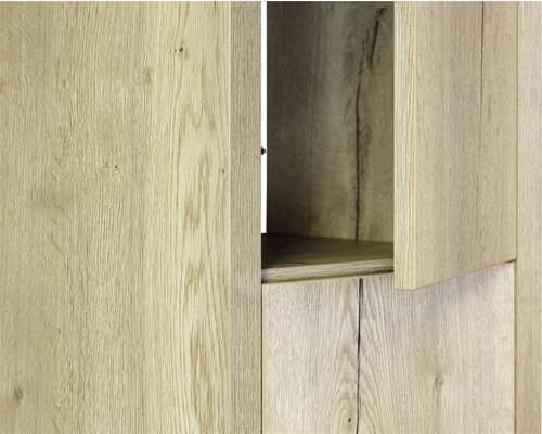 Detailní pohled na dřevěnou skříň s otevřenými dvířky