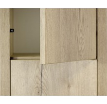 Detailní pohled na nábytkovou skříň s částečně otevřenými dvířky