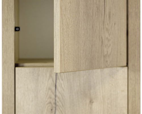 Detailní pohled na nábytkovou skříň s částečně otevřenými dvířky