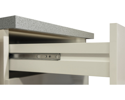 Detail zásuvky s kovovými lištami