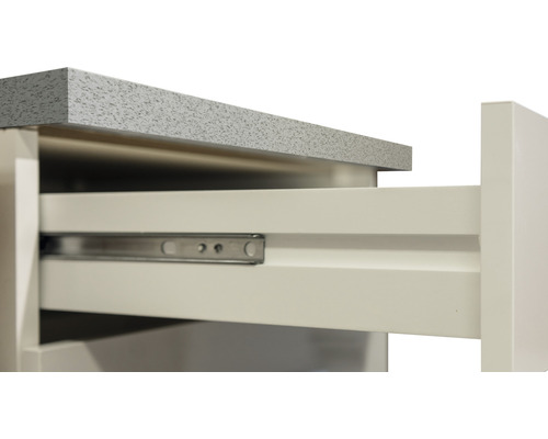 Detailní záběr otevřeného zásuvkového prvku s výsuvnou lištou