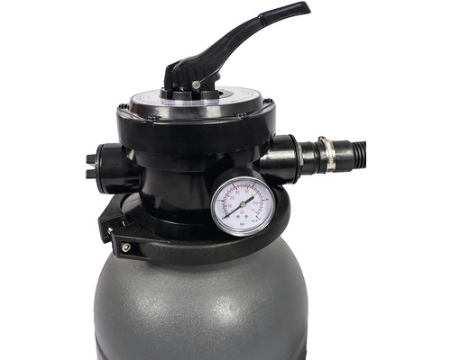 Detailní pohled na pískovou filtrační jednotku s manometrem a pákou