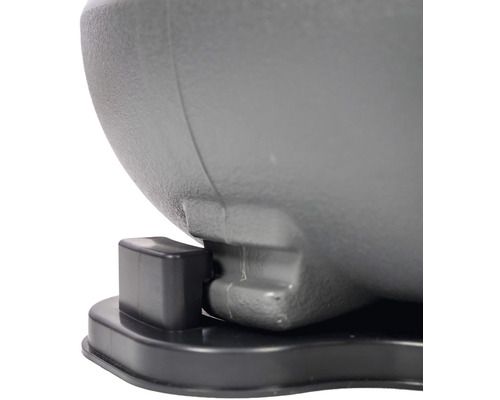 Detailní pohled na kulatou šedou nádobu na černé základně