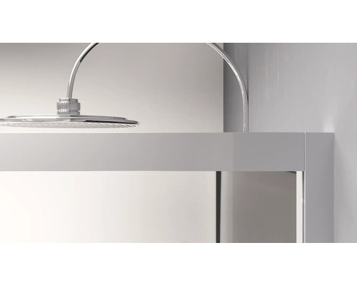 Fotografie sprchové hlavice a sprchové armatury v koupelně.