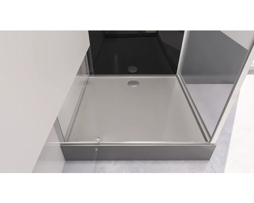 Sprchový kout v úrovni podlahy se sprchovou vaničkou a sprchovou zástěnou