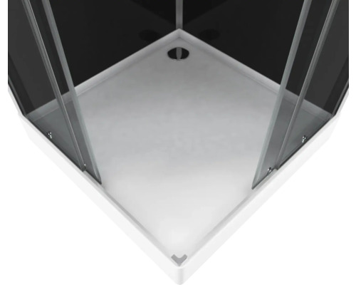 Detailní pohled na sprchový kout se sprchovou vaničkou.