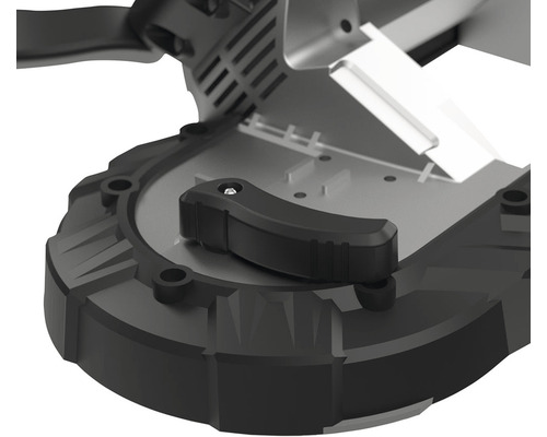 Detail pokosové pily s černou rukojetí pro nastavení úhlu.