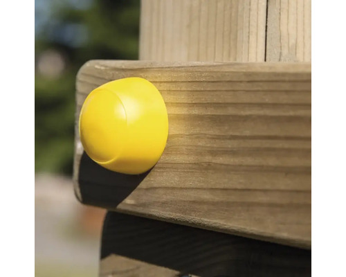 Žlutá ochranná krytka na dřevěném trámu