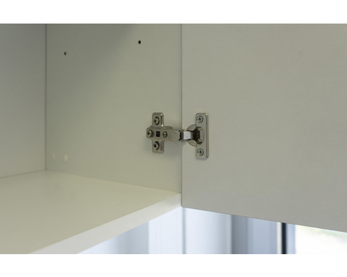 Vnitřek kuchyňské skříňky s namontovaným nábytkovým pantem