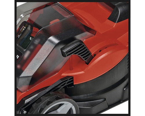 Detailní pohled na sekačku na trávu s akumulátorem