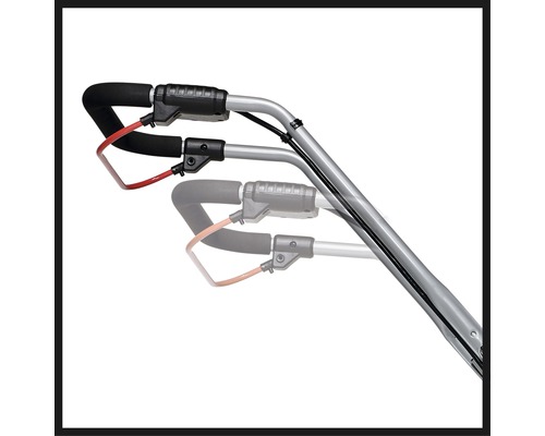 Detailní záběr rukojeti sekačky na trávu