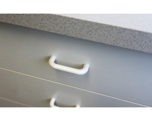 Detail dvou zásuvek s bílými úchyty