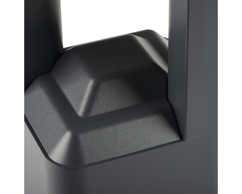 Detailní záběr šedého zahradního svítidla z kovu