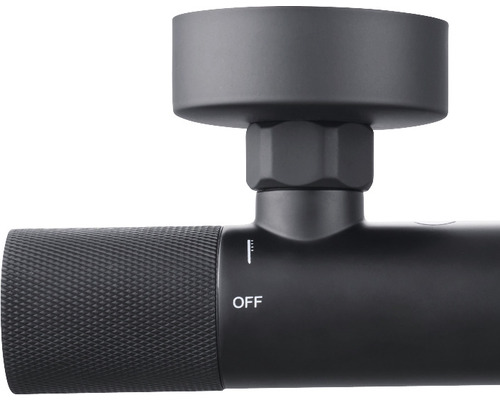 Detailní záběr termostatického regulátoru sprchové armatury s ukazatelem teploty a polohou vypnuto.