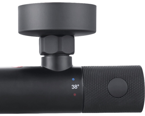 Detailní pohled na černý termostat s ukazatelem teploty 38 stupňů