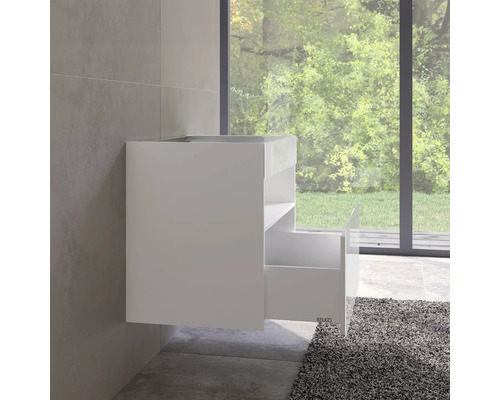 Skříňka pod umyvadlo s otevřenou zásuvkou v koupelně