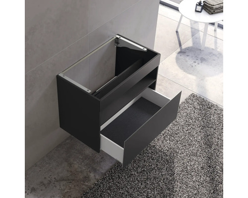 Závěsná skříňka pod umyvadlo s otevřenou zásuvkou v koupelně.