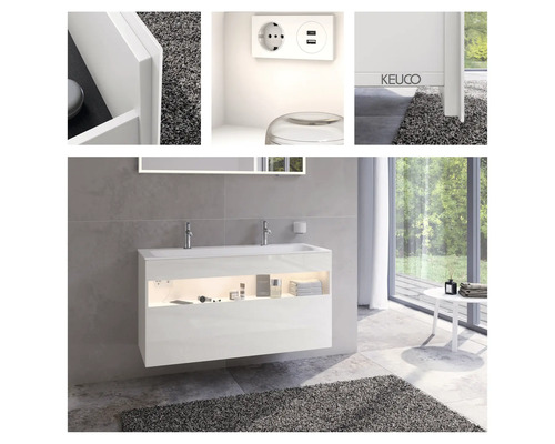 Moderní koupelna s bílou umyvadlovou skříňkou, osvětlenou policí a šedým kobercem