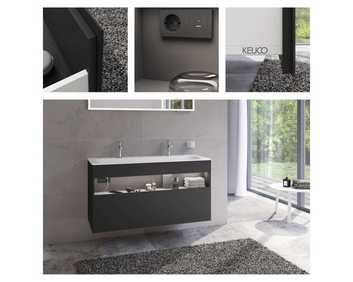 Moderní koupelna s umyvadlem, zrcadlem a ručníky