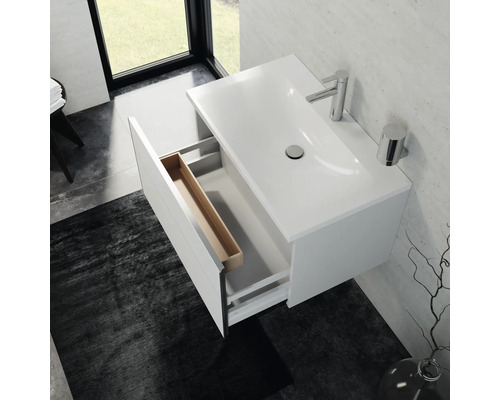 Bílé umyvadlo s otevřenou zásuvkou v koupelně