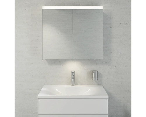 Moderní koupelna s umyvadlovou skříňkou, vodovodní baterií, dávkovačem mýdla a zrcadlovou skříňkou s osvětlením