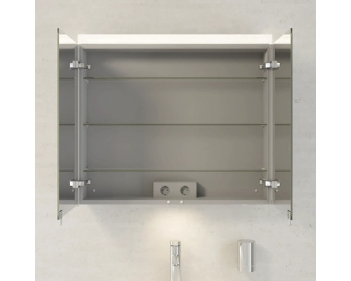 Otevřená zrcadlová skříňka se skleněnými policemi a zásuvkou do koupelny