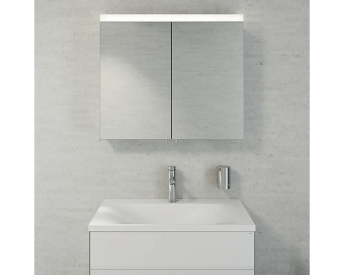 Koupelna s umyvadlem, zrcadlovou skříňkou a osvětlením