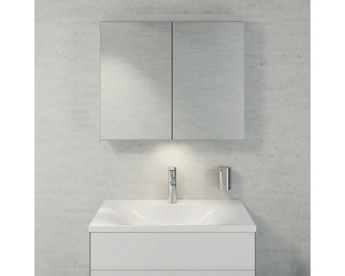 Koupelna s umyvadlovou skříňkou, baterií, dávkovačem mýdla a zrcadlovou skříňkou