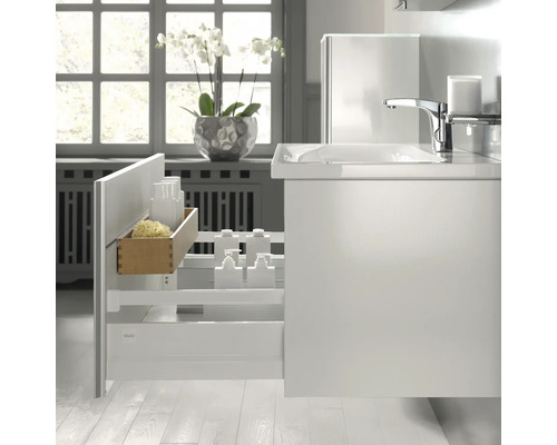 Skříňka pod umyvadlo v koupelně s výsuvnou zásuvkou pro uložení koupelnových potřeb