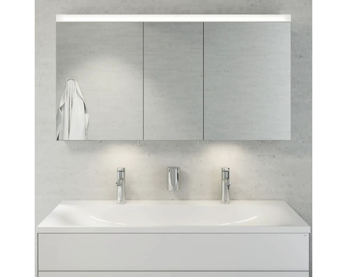 Koupelna s umyvadlem, vodovodními bateriemi a zrcadlovou skříňkou