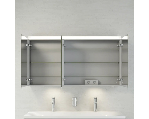 Otevřená zrcadlová skříňka se skleněnými policemi a zásuvkou nad umyvadlem