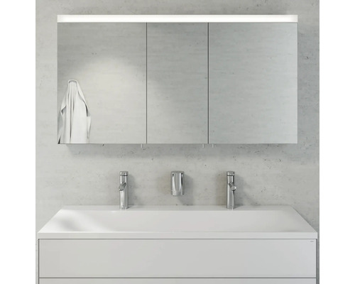 Moderní koupelna se zrcadlovou skříňkou, umyvadlem a bateriemi