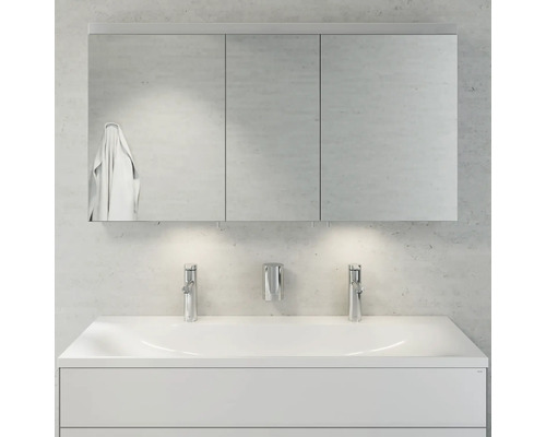 Koupelna se zrcadlovou skříňkou, umyvadlem a vodovodními bateriemi