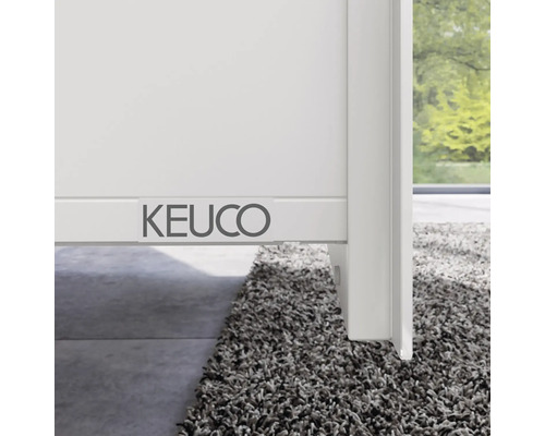 Detail bílé koupelnové skříňky s logem Keuco