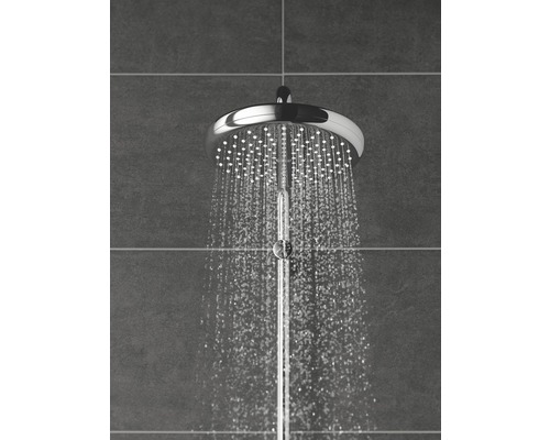 Dešťová sprcha s tekoucí vodou v koupelně