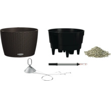 Obrázek proutěného květináče, vložky pro rostliny s nožičkami, drenážní vrstvy, vlhkoměru a zavlažovacího systému.