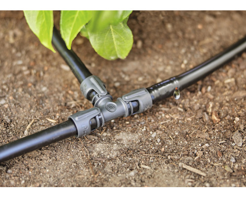 T-kus konektor pro zavlažovací systém na zahradě