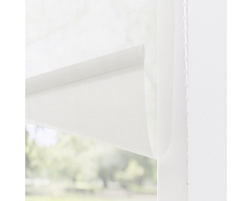 Detailní záběr bílé rolety před oknem