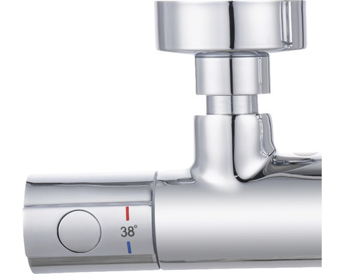 Detail vodovodní baterie s regulátorem teploty a ukazatelem 38 stupňů