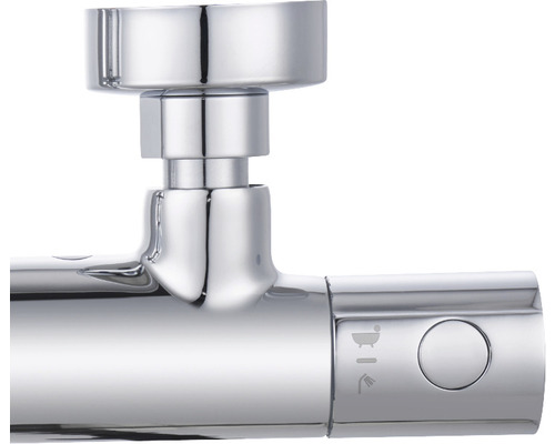 Detailní záběr chromovaného sprchového termostatu se symboly vany a sprchy