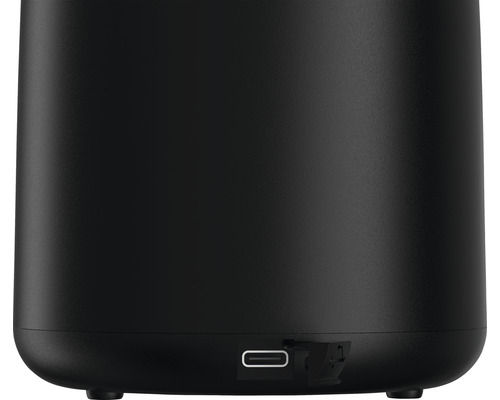Pohled zespodu na černé zařízení s portem USB-C