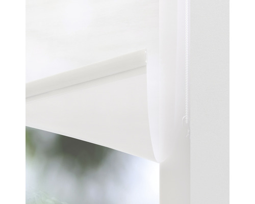 Detailní pohled na bílou roletu s řetízkovým ovládáním pro dekoraci oken