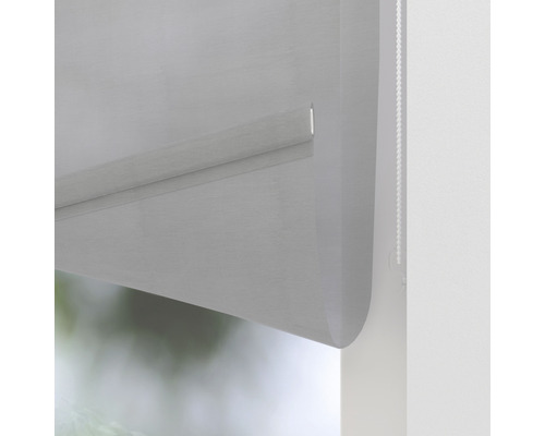 Detailní pohled na roletu s řetízkovým ovládáním pro dekoraci oken