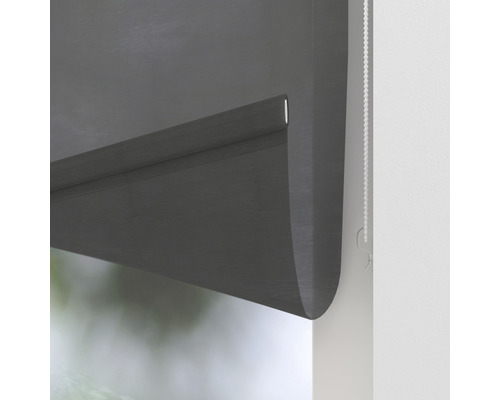 Šedá roleta na okně s řetízkovým ovládáním