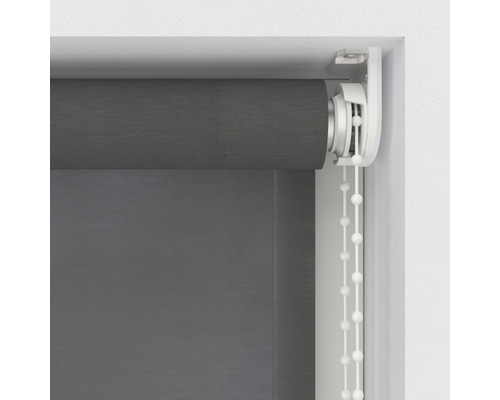 Šedé rolety s řetízkovým ovládáním pro dekoraci oken a regulaci světla