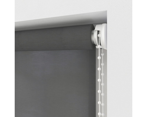 Šedá roleta s řetízkovým ovládáním pro dekoraci oken