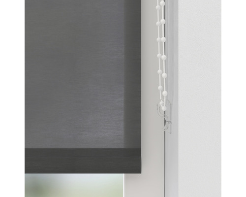 Tmavě šedá roleta s řetízkovým ovládáním na okně