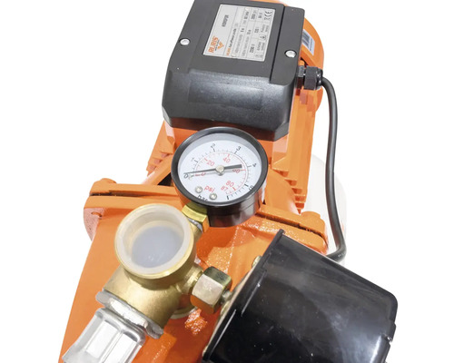 Domácí vodárna s manometrem pro měření tlaku